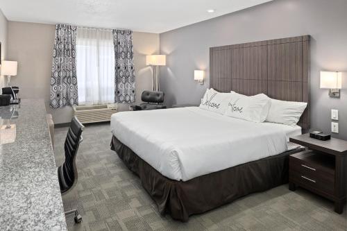 Säng eller sängar i ett rum på Home Inn & Suites Saskatoon South