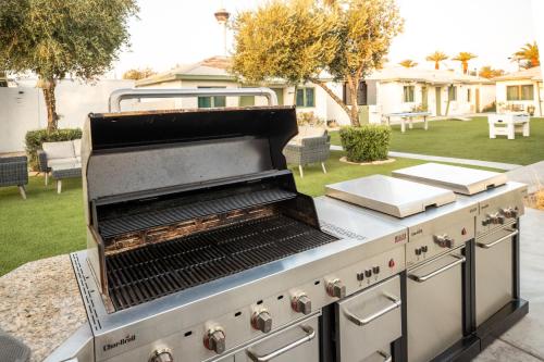 an outdoor grill with a grill top on a patio at Bungalows Hostel in Las Vegas