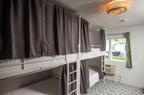 Двухъярусная кровать или двухъярусные кровати в номере Bungalows Hostel