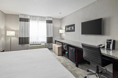 Ένα ή περισσότερα κρεβάτια σε δωμάτιο στο Home Inn & Suites Regina Airport