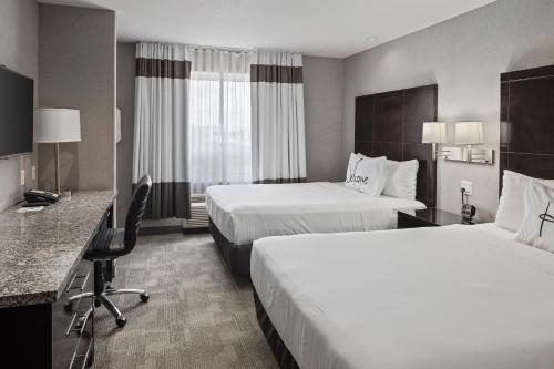 Ένα ή περισσότερα κρεβάτια σε δωμάτιο στο Home Inn & Suites Regina Airport