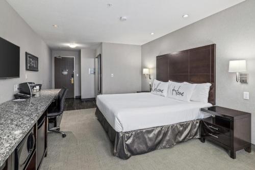 Ένα ή περισσότερα κρεβάτια σε δωμάτιο στο Home Inn & Suites Regina Airport