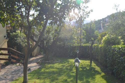 a garden with a lamp in the grass at Villa Mischianti in Gubbio