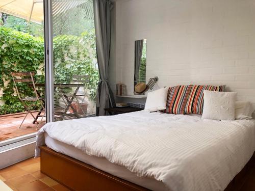 a bedroom with a large bed and a balcony at Apartamento con vistas al mar in Cadaqués