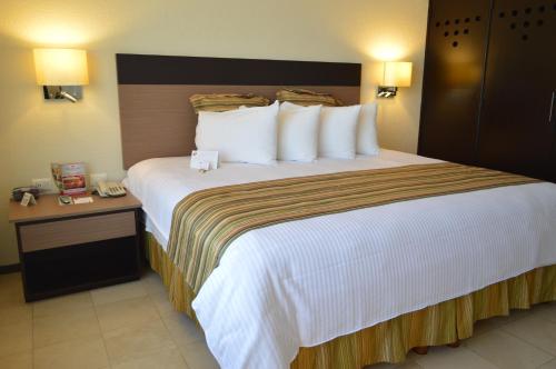 Postel nebo postele na pokoji v ubytování Ramada Hola Culiacan