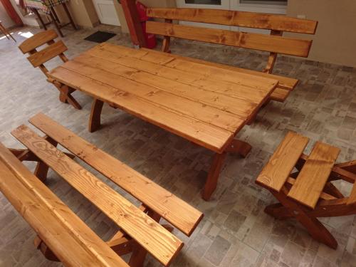 an overhead view of a wooden table and benches at Bé-La 2 Vendégház in Szomolya