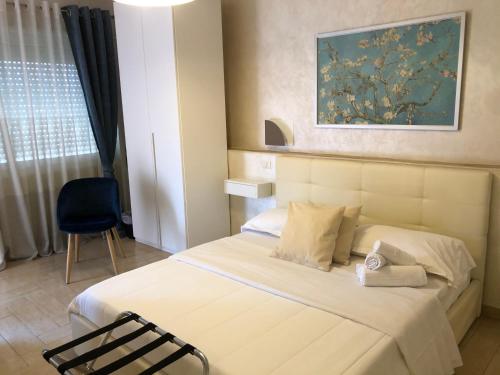 Habitación de hotel con cama y silla en Isabel en Roma
