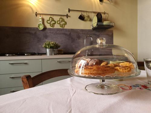 a cake in a glass dish on a table at Agriturismo Cardella in Piobbico