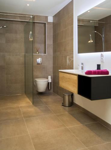 une salle de bain avec un lavabo et une douche dans l'établissement À mont nos hôtes, à Mollans-sur-Ouvèze