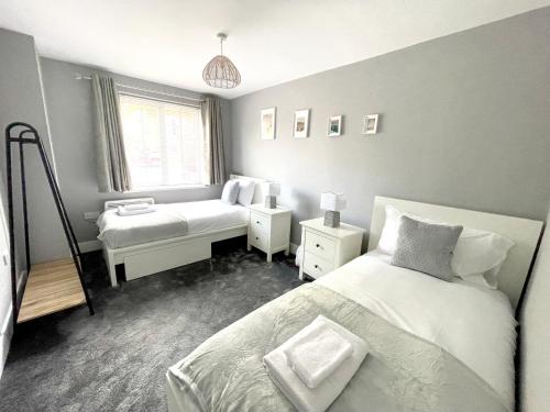 een kleine slaapkamer met een bed en een bureau bij Home Crowd Luxury Apartments - Grangefield House in Cantley