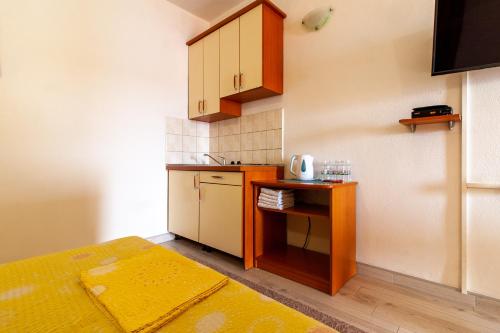 Η κουζίνα ή μικρή κουζίνα στο Apartments Aurora