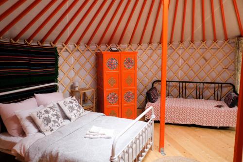 um quarto com uma cama numa tenda em Jurta Kołbielska em Podgórzno