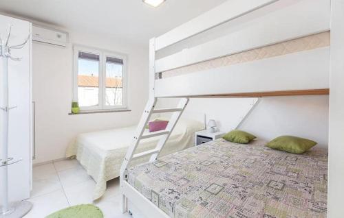 Apartment Betty في بارباريغا: غرفة نوم بيضاء مع سرير بطابقين وسلم