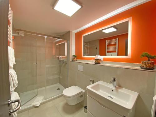 a bathroom with a shower toilet and a sink at WIRTSHAUS am Niederntor in Blomberg