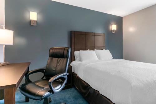 Cama ou camas em um quarto em Econo Lodge
