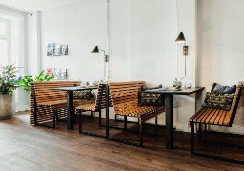 a dining room with a table and two benches at Pyjama Park St. Pauli in Hamburg