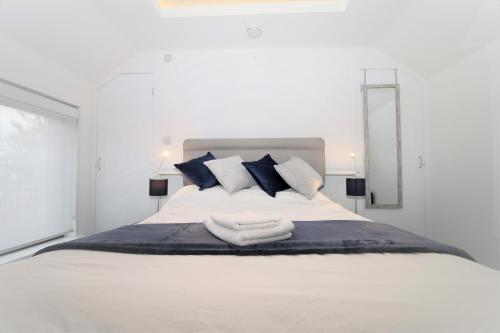 מיטה או מיטות בחדר ב-The Coach House - Free Private Parking - by Property Promise