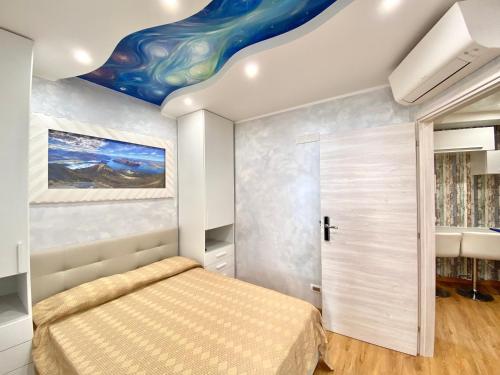 een slaapkamer met een bed en een beschilderd plafond bij Tropea Solemare in Tropea