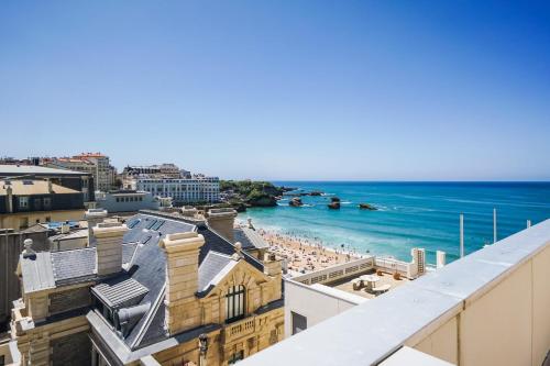 vistas a la playa desde el techo de un edificio en CLEO KEYWEEK Apartment with terrace sea views swimming pool, en Biarritz