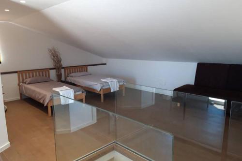 sala de estar con mesa de cristal y sofá en For Families Only - Casa Nora Novigrad, en Novigrad Istria