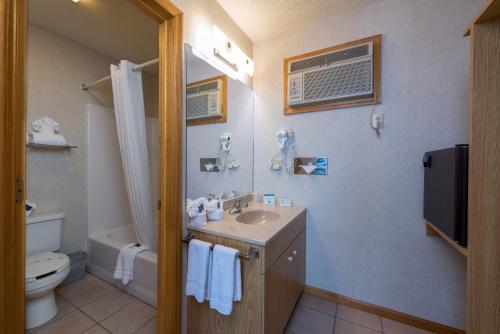 Koupelna v ubytování Americas Best Value Inn & Suites Lake George
