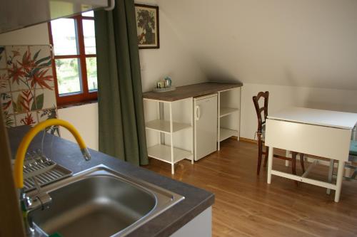 A kitchen or kitchenette at Sárkányházi Apartman Barnag