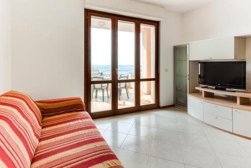 un soggiorno con divano e TV di Flat358 ad Alghero