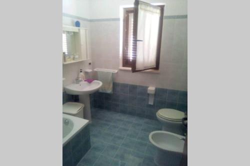ein Badezimmer mit 2 WCs, einem Waschbecken und einer Badewanne in der Unterkunft Garden House in Trecchina