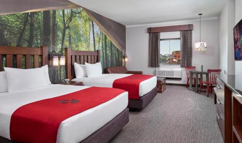 a hotel room with two beds and a table and chairs at Great Wolf Lodge Arizona in Scottsdale