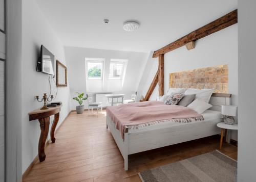 sypialnia z łóżkiem, biurkiem i telewizorem w obiekcie Florand Rooms&Wine w mieście Sopron
