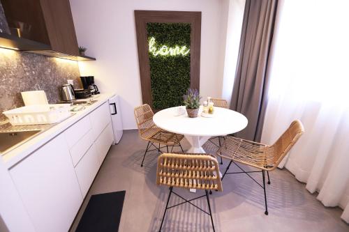 Luxury Apartment next to Acropolis with Jacuzzi K58