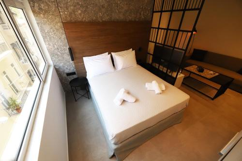 um quarto com uma cama com duas toalhas em K58 Luxury Apartment Monastiraki Metro Station Acropolis Jacuzzi em Atenas