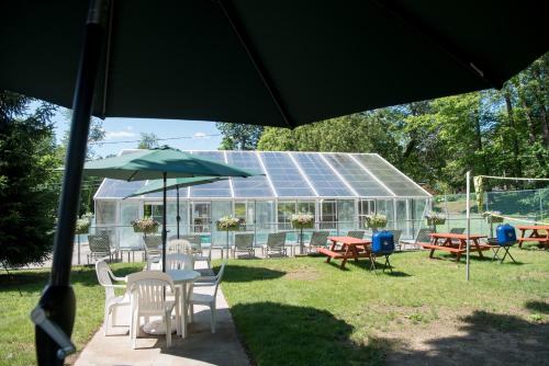 Κήπος έξω από το Americas Best Value Inn & Suites Lake George