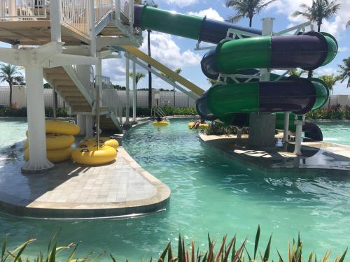 uno scivolo d'acqua in piscina in un resort di Salinas Exclusive Resort Apartamento 2 quartos a Salinópolis