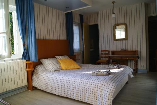 une chambre avec un lit, une table et un miroir dans l'établissement La Valinière, à Seur