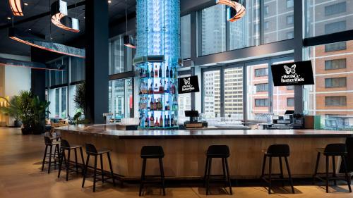 M Social Hotel Times Square New Yorkにあるラウンジまたはバー