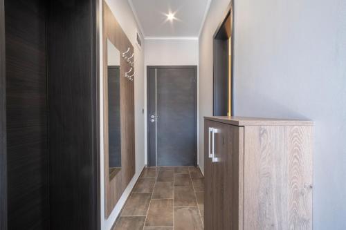 un couloir avec une armoire en bois et une porte dans l'établissement MF Premium Resort, à Siófok