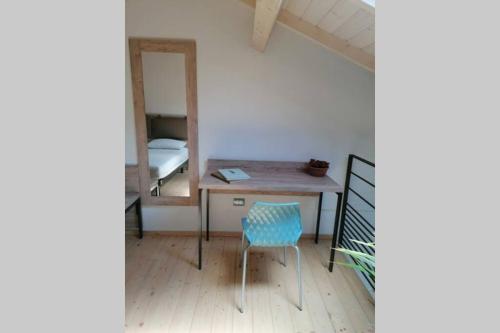 a room with a desk and a mirror and a chair at New Agriloft 4 Palms clima, giardino e Wi-Fi a 50 mt dal mare in Bordighera