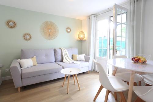 un salon avec un canapé et une table dans l'établissement T2 avec terrasse / 10mn grande plage, à Royan
