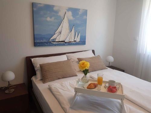 Posteľ alebo postele v izbe v ubytovaní Holiday home in Rogoznica 39566