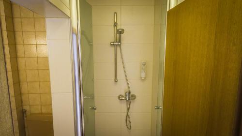 a shower in a bathroom with a glass door at Gästehaus und Café Zur Silbernen Kanne in Rothenburg ob der Tauber