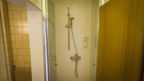 una ducha en un baño con puerta de cristal en Gästehaus und Café Zur Silbernen Kanne, en Rothenburg ob der Tauber