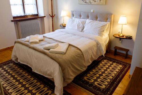 ein Schlafzimmer mit einem großen Bett mit zwei Handtüchern darauf in der Unterkunft ΔΗΜΗΤΣΑΝΑΣ ΤΟΠΟΣ Νύμφη Θεισόα in Dimitsana