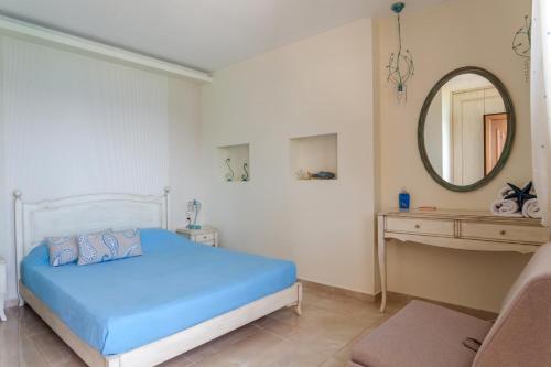 Postel nebo postele na pokoji v ubytování Villa Nostalgia Lentas No1