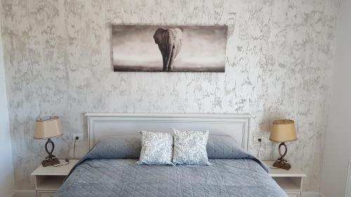 1 dormitorio con una pintura de elefante en la pared en Casa Magnolia, en 23 August