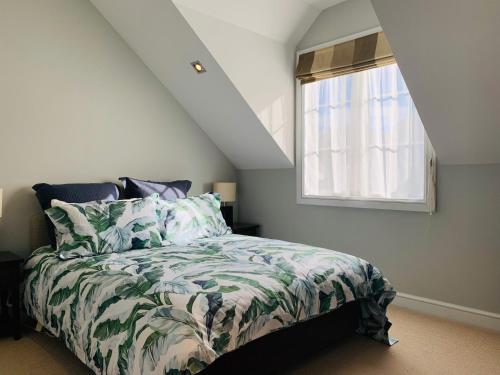 un dormitorio con una cama y una ventana en Kauri Cottage 2 or 3 Bedroom - Russell Cottage Collection, en Russell