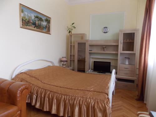 1 dormitorio con 1 cama y escritorio con ordenador en Hotel Kuzbass, en Shakhty