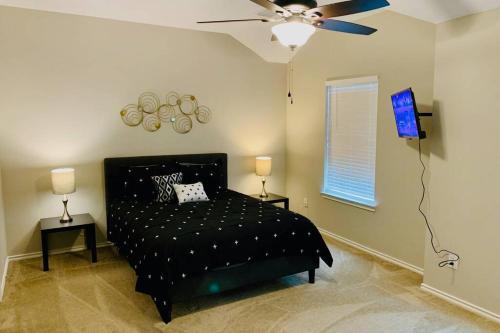 A bed or beds in a room at Amazing TEXAS House 3 Bed in The Woodlands