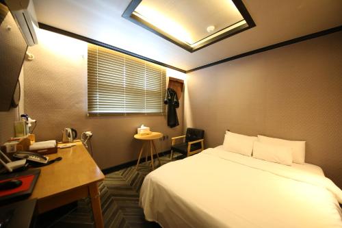 Un pat sau paturi într-o cameră la H Motel