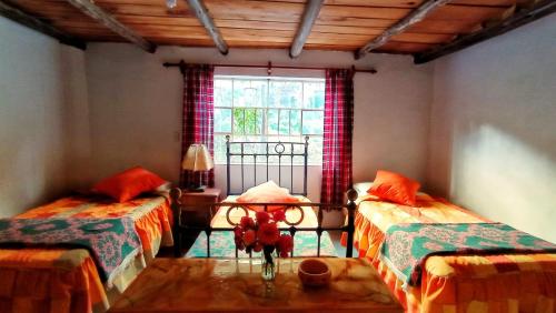 a room with two twin beds and a window at Casa de Campo Villa Marcara in Marcará